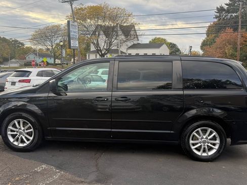 Used 2016 Dodge Grand Caravan SXT image 2