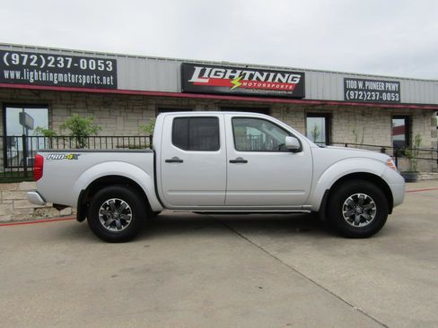 Used 2018 Nissan Frontier PRO-4X AWD/4WD image 4