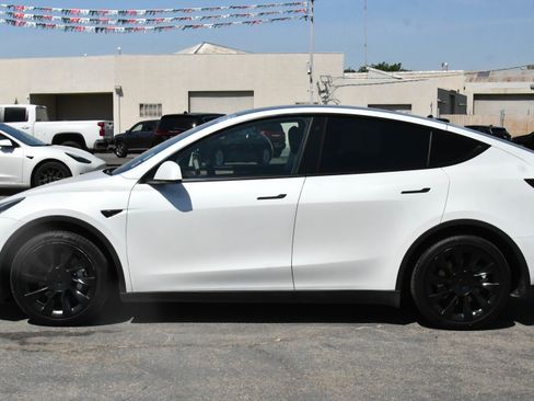 Used 2023 Tesla Model Y Long Range AWD/4WD image 4