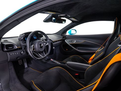 Used 2023 McLaren Artura RWD image 18