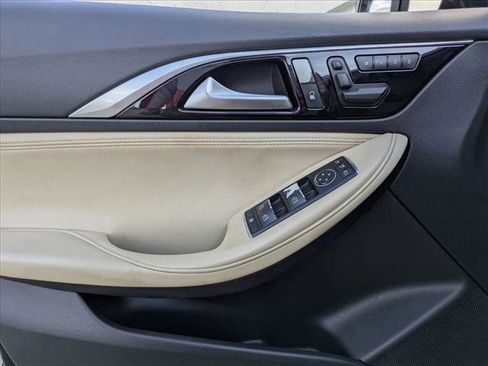 Used 2017 INFINITI QX30 Premium w/ Navigation Package image 11