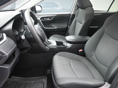 Used 2022 Toyota RAV4 XLE image 18