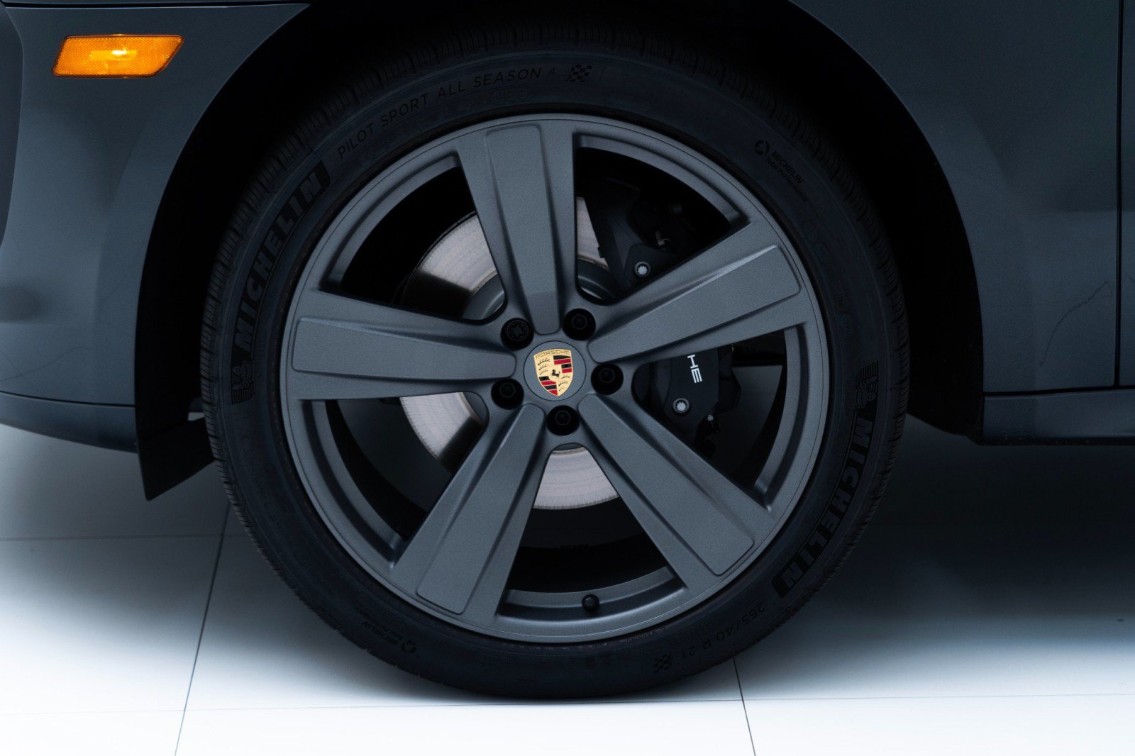 Certified 2025 Porsche Macan Turbo AWD/4WD image 12