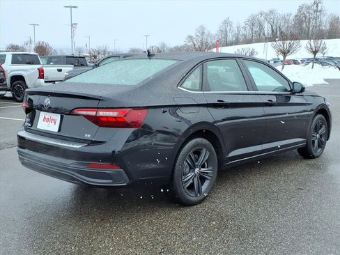 Used 2023 Volkswagen Jetta SE w/ Panoramic Sunroof Package image 4