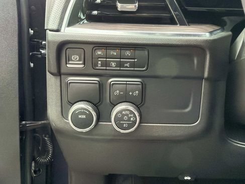 Used 2025 Chevrolet Suburban Premier RWD image 31