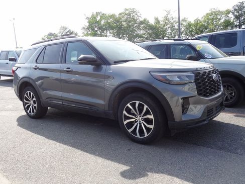 Used 2025 Ford Explorer ST-Line image 2