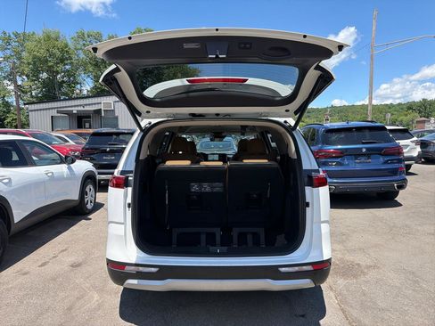 Used 2024 Kia Carnival EX FWD image 9