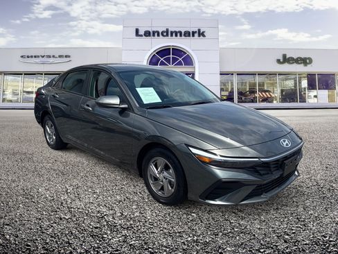 Used 2024 Hyundai Elantra SE FWD image 19