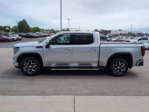 Used 2022 GMC Sierra 1500 SLT w/ SLT Premium Plus Package AWD/4WD image 5