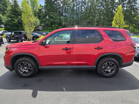 Used 2025 Honda Pilot TrailSport image 6