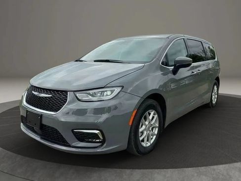 Used 2023 Chrysler Pacifica Touring-L FWD image 4
