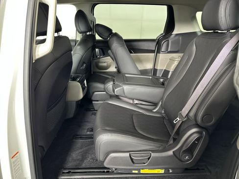 Used 2025 Kia Carnival image 25