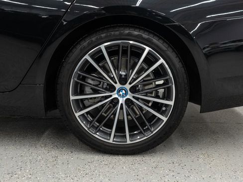 Used 2023 BMW 530e xDrive w/ Premium Package image 40