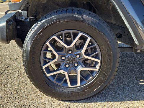 Used 2025 Jeep Wrangler Unlimited Sahara AWD/4WD image 11