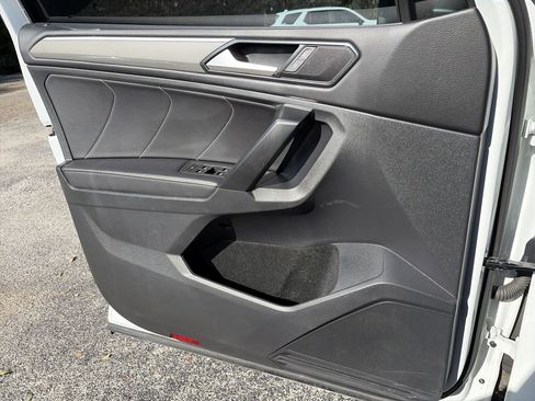 Used 2022 Volkswagen Tiguan SE R-Line image 15