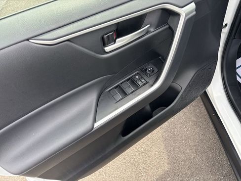 Used 2025 Toyota RAV4 XLE image 15