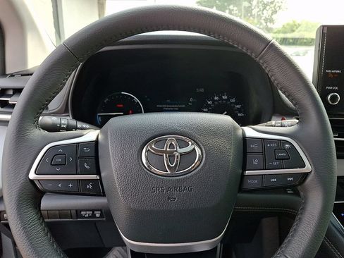 Used 2026 Toyota Sienna XLE FWD image 22