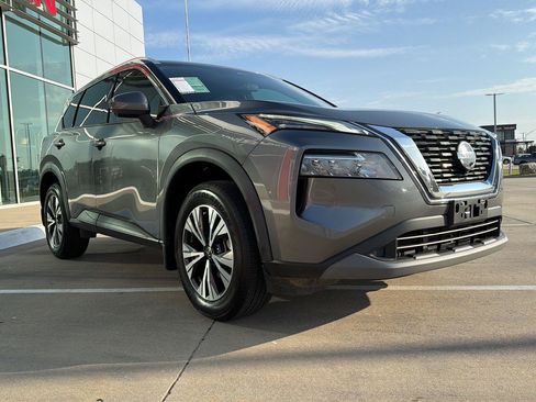 Used 2021 Nissan Rogue SV w/ Premium Package FWD image 4