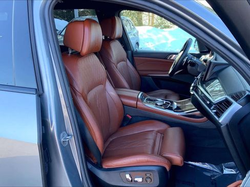 Certified 2025 BMW X7 M60i w/ Climate Comfort Package image 9