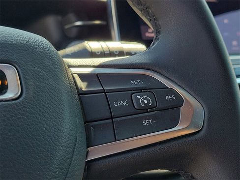 Used 2024 Jeep Compass Latitude image 28