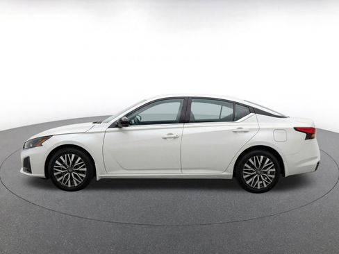 Used 2025 Nissan Altima 2.5 SV FWD image 4