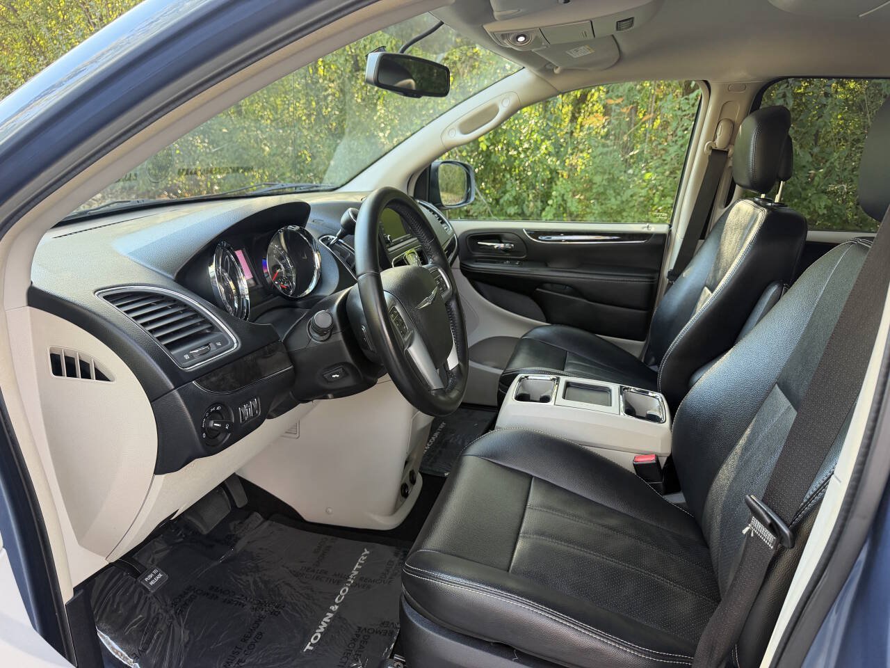 Used 2012 Chrysler Town & Country Touring w/ Entertainment Group #1 FWD image 9