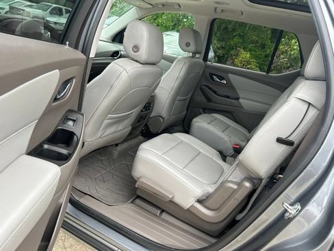 Used 2019 Chevrolet Traverse Premier w/ Driver Confidence II Package FWD image 16