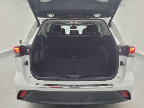 Used 2022 Toyota Highlander XLE FWD image 29