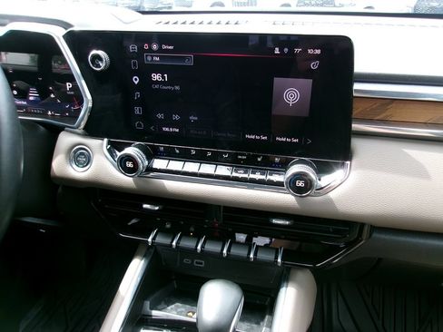 Used 2025 GMC Canyon Denali AWD/4WD image 13
