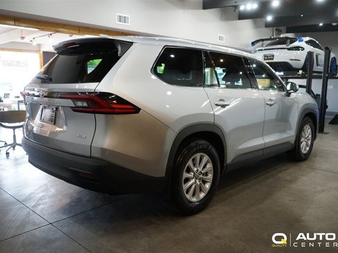 Used 2025 Toyota Grand Highlander AWD image 4