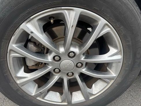 Used 2019 Jeep Cherokee Latitude Plus FWD image 23