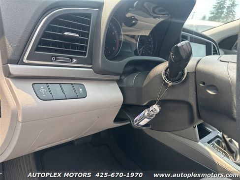Used 2017 Hyundai Elantra SE FWD image 13