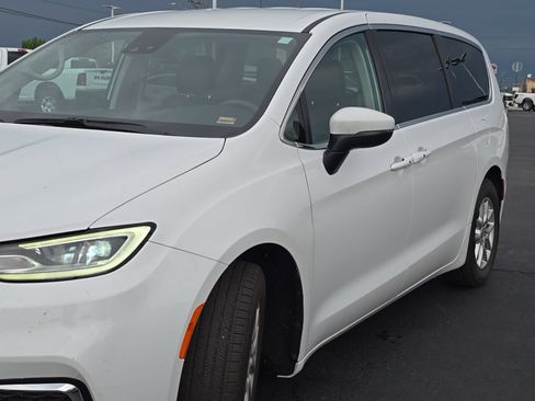 Used 2023 Chrysler Pacifica Touring-L FWD image 54