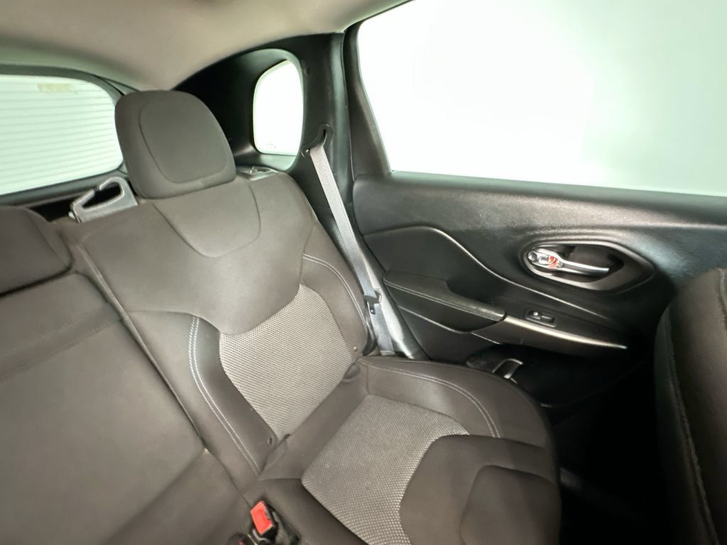Used 2019 Jeep Cherokee Latitude w/ Popular Appearance Group FWD image 14