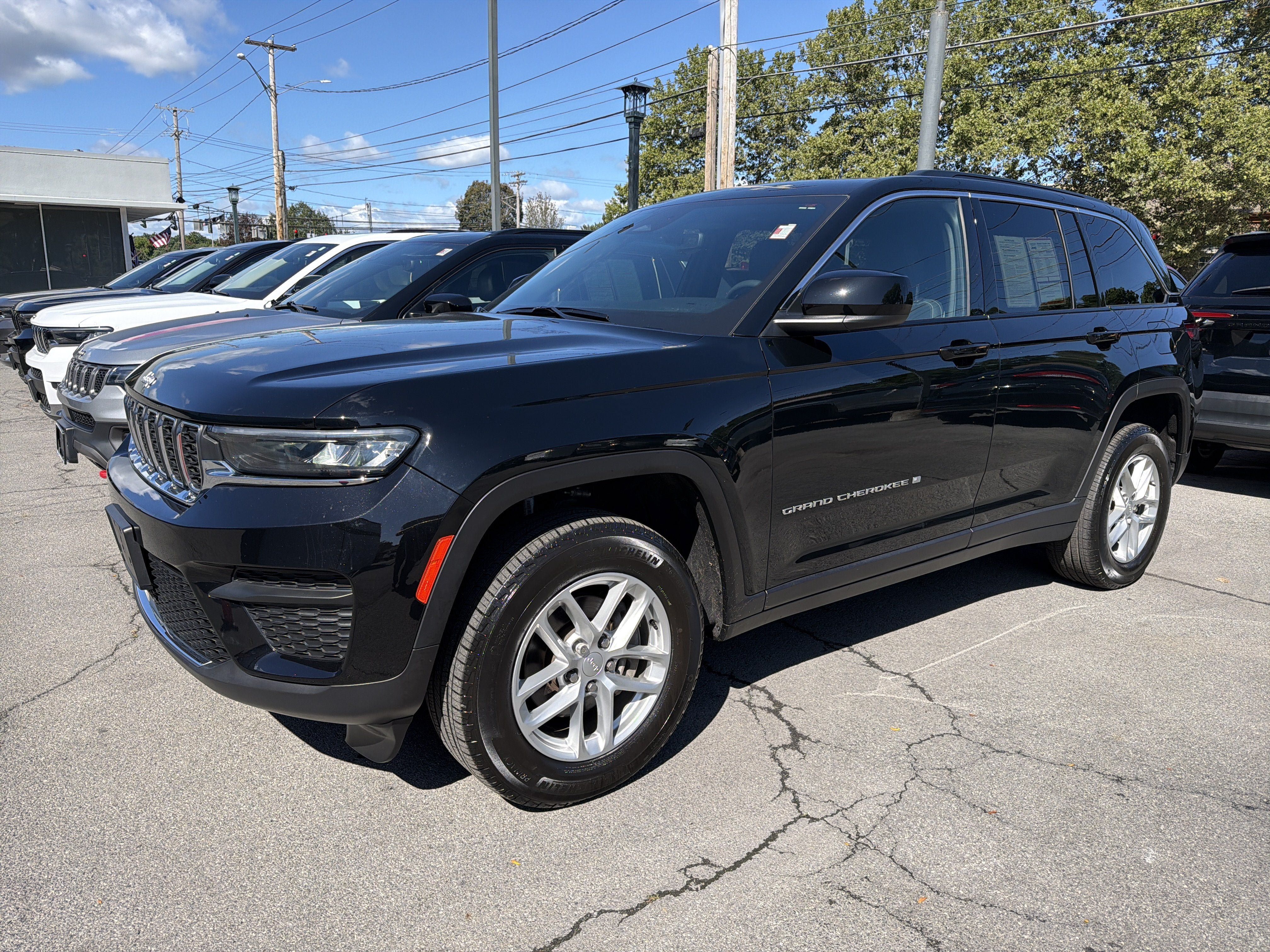Used 2024 Jeep Grand Cherokee Laredo X w/ Luxury Tech Group I AWD/4WD image 4