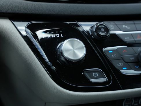 Used 2023 Chrysler Pacifica Touring-L FWD image 14