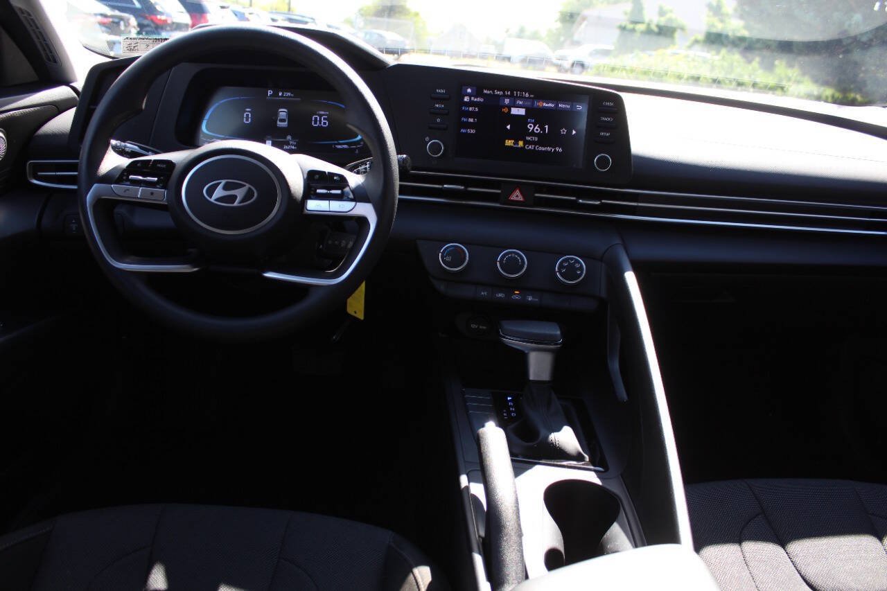 Used 2025 Hyundai Elantra SE FWD image 21
