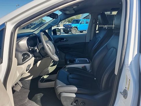 Used 2024 Chrysler Pacifica Touring-L FWD image 21