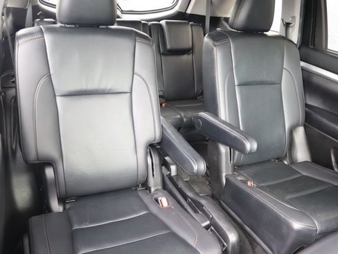 Used 2019 Toyota Highlander XLE AWD/4WD image 4