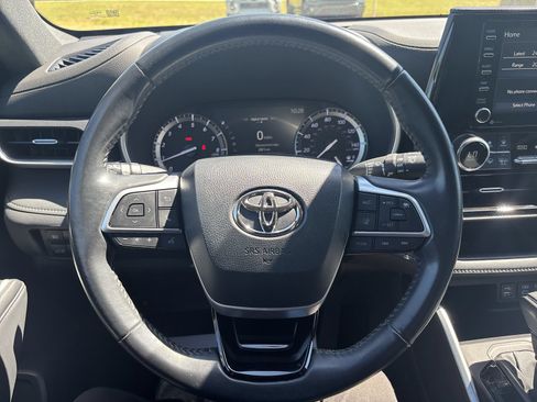 Used 2022 Toyota Highlander XSE FWD image 17