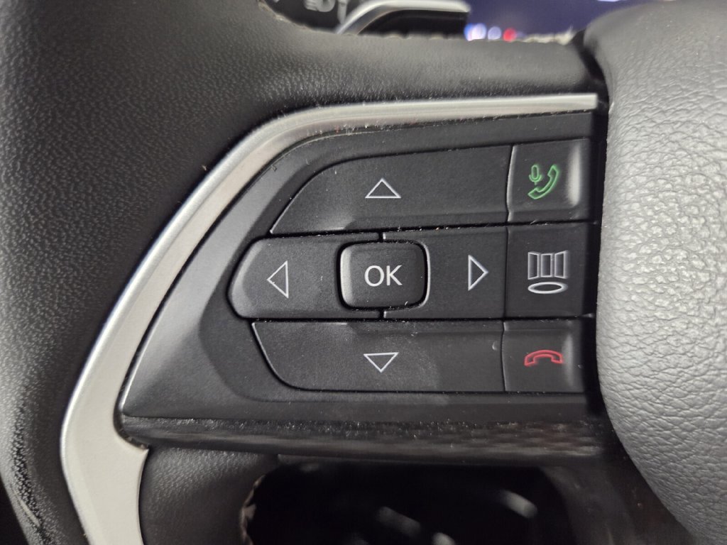 Used 2025 Jeep Grand Cherokee Altitude AWD/4WD image 18