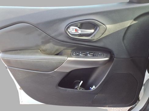 Used 2019 Jeep Cherokee Latitude w/ Popular Appearance Group image 13