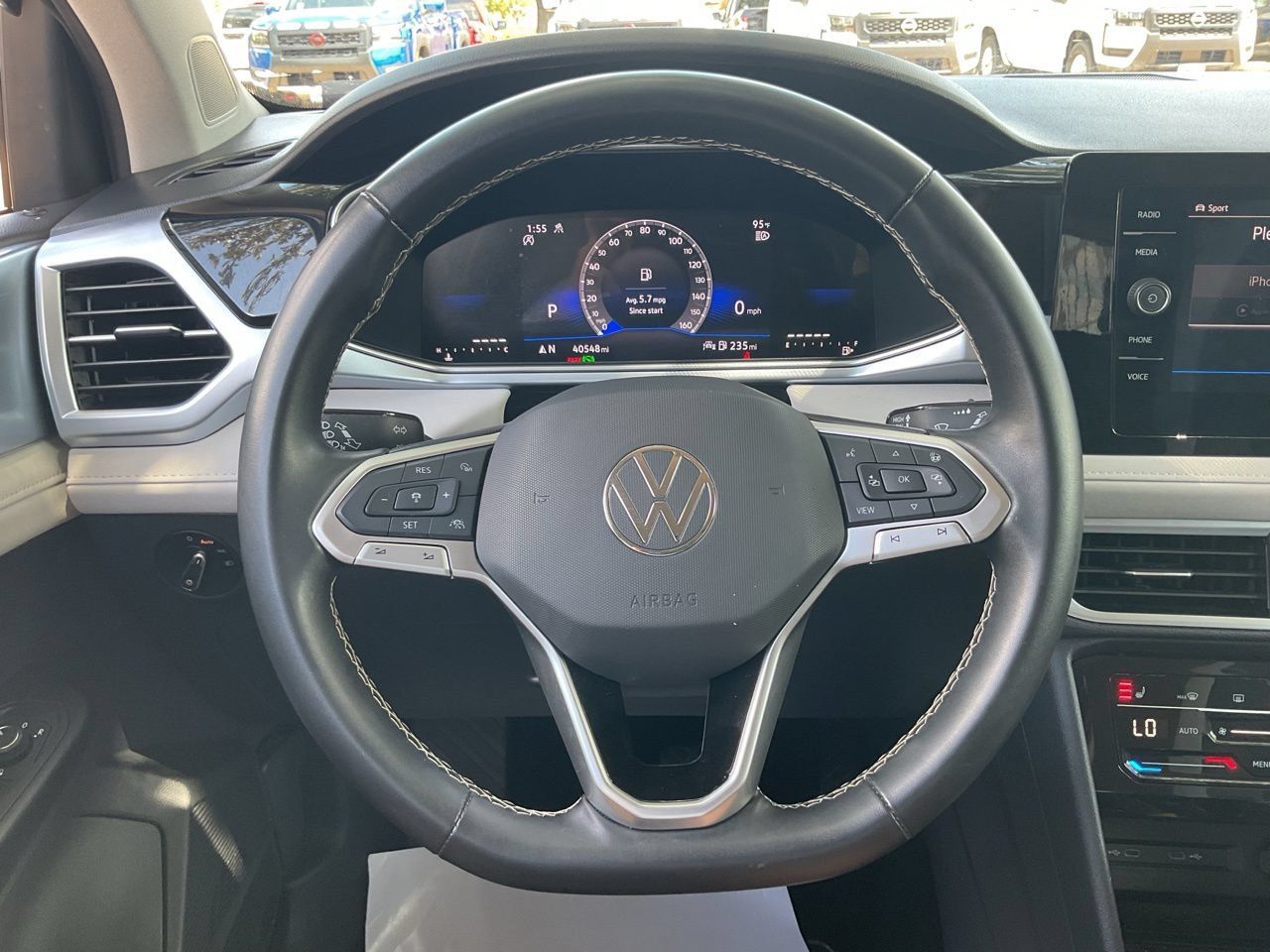 Used 2025 Volkswagen Taos SE AWD/4WD image 32