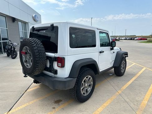 Used 2017 Jeep Wrangler Rubicon w/ Connectivity Group AWD/4WD image 7