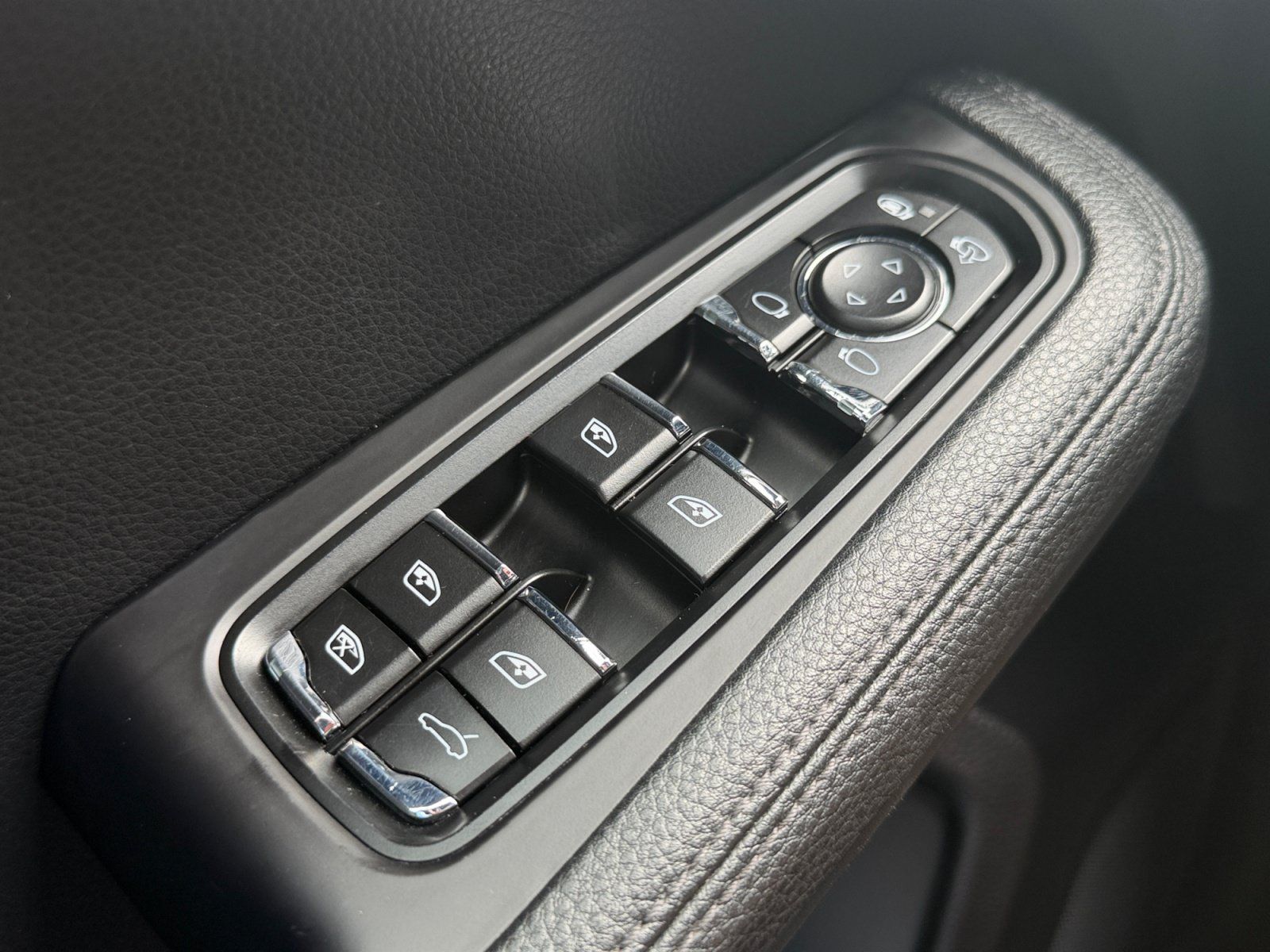Used 2020 Porsche Macan AWD/4WD image 13