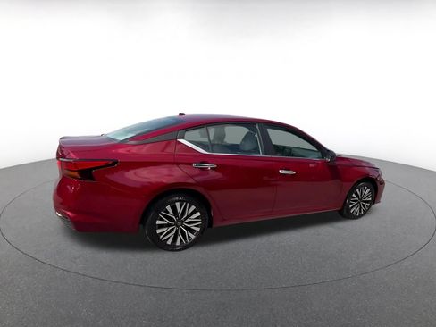 Used 2025 Nissan Altima 2.5 SV FWD image 14