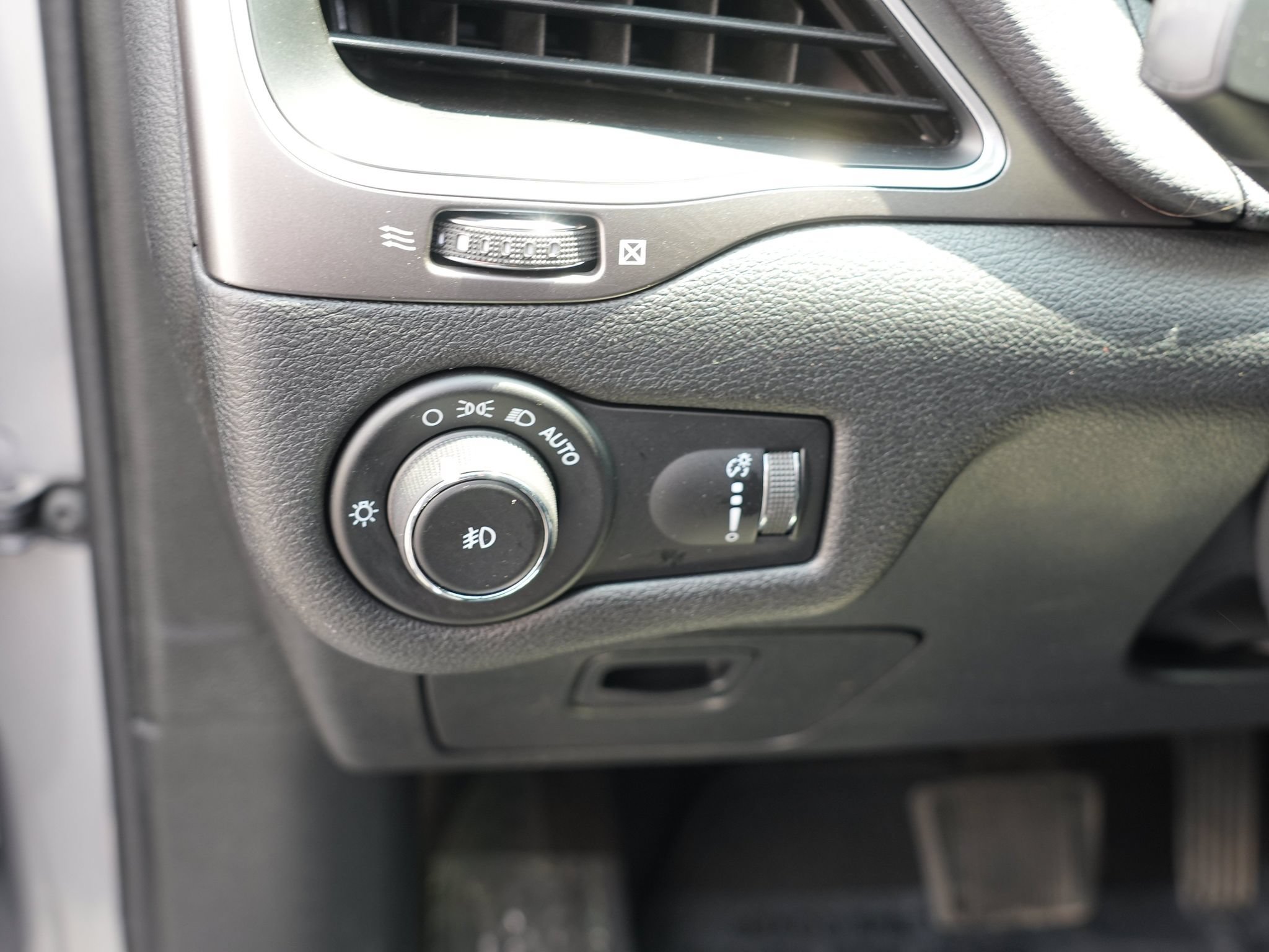 Used 2019 Jeep Cherokee Latitude w/ Popular Appearance Group AWD/4WD image 18