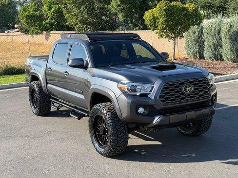 Used 2022 Toyota Tacoma TRD Sport w/ Technology Package AWD/4WD image 2