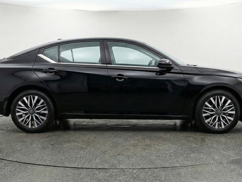 Used 2025 Nissan Altima 2.5 SV image 11