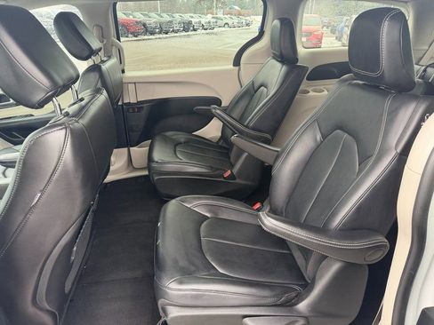 Certified 2024 Chrysler Pacifica Select image 10
